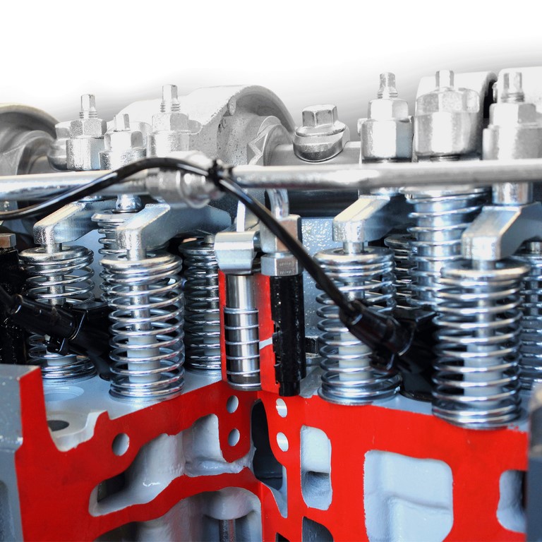 Moteur diesel 6 cylindres « IVECO » complet en coupe, avec entraînement électrique
